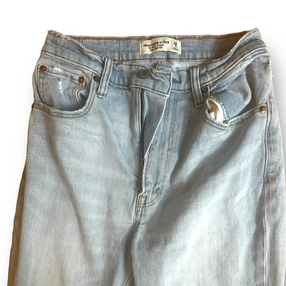 Abercrombie & Fitch Ultra High Rise Ankle Straight Jean Size 26/2 light - Picture 2 of 9